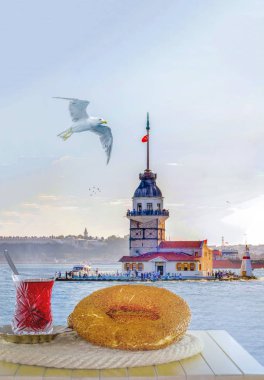 İstanbul 'daki bakir kulenin arka planında Türk çayı