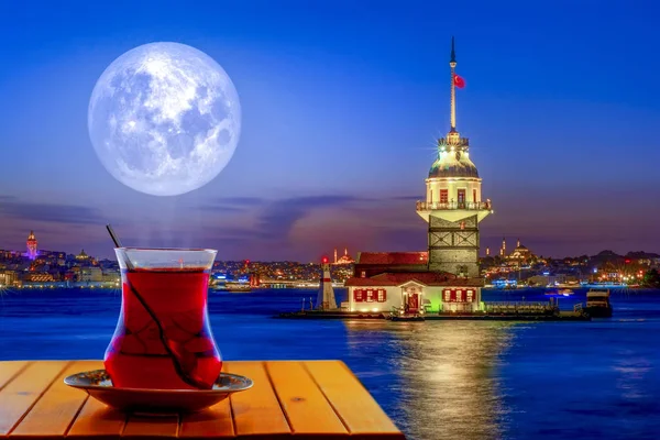 Турецкий Чай Фоне Девичьей Башни Стамбуле — стоковое фото