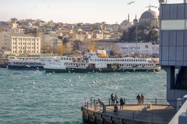 İstanbul, Türkiye 6 Nisan 2019: Boğaz'da deniz yolculuğundan turistik simgeleri görüntüleyin. Gün batımında İstanbul Şehir Manzarası - eski cami ve türk vapurları, Haliç manzarası