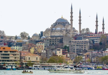 İstanbul, Türkiye 6 Nisan 2019: Boğaz'da deniz yolculuğundan turistik simgeleri görüntüleyin. Gün batımında İstanbul Şehir Manzarası - eski cami ve türk vapurları, Haliç manzarası