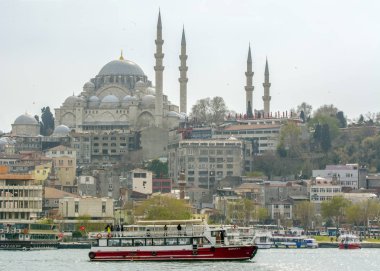 İstanbul, Türkiye 6 Nisan 2019: Boğaz'da deniz yolculuğundan turistik simgeleri görüntüleyin. Gün batımında İstanbul Şehir Manzarası - eski cami ve türk vapurları, Haliç manzarası