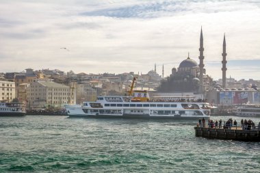 İstanbul, Türkiye 6 Nisan 2019: Boğaz'da deniz yolculuğundan turistik simgeleri görüntüleyin. Gün batımında İstanbul Şehir Manzarası - eski cami ve türk vapurları, Haliç manzarası