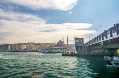 İstanbul, Türkiye 6 Nisan 2019: Boğaz'da deniz yolculuğundan turistik simgeleri görüntüleyin. Gün batımında İstanbul Şehir Manzarası - eski cami ve türk vapurları, Haliç manzarası