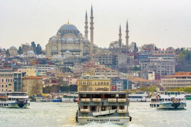 İstanbul, Türkiye 6 Nisan 2019: Boğaz'da deniz yolculuğundan turistik simgeleri görüntüleyin. Gün batımında İstanbul Şehir Manzarası - eski cami ve türk vapurları, Haliç manzarası