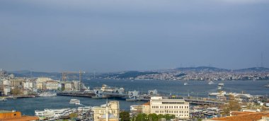 İstanbul, Türkiye 6 Nisan 2019: Boğaz'da deniz yolculuğundan turistik simgeleri görüntüleyin. Gün batımında İstanbul Şehir Manzarası - eski cami ve türk vapurları, Haliç manzarası