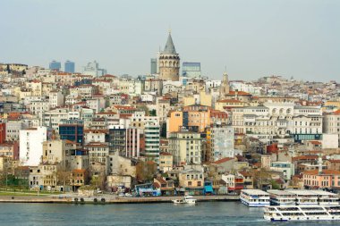 İstanbul, Türkiye 6 Nisan 2019: Boğaz'da deniz yolculuğundan turistik simgeleri görüntüleyin. Gün batımında İstanbul Şehir Manzarası - eski cami ve türk vapurları, Haliç manzarası