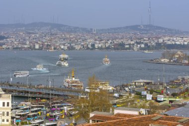 İstanbul, Türkiye 6 Nisan 2019: Boğaz'da deniz yolculuğundan turistik simgeleri görüntüleyin. Gün batımında İstanbul Şehir Manzarası - eski cami ve türk vapurları, Haliç manzarası