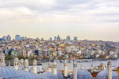 İstanbul, Türkiye 6 Nisan 2019: Boğaz'da deniz yolculuğundan turistik simgeleri görüntüleyin. Gün batımında İstanbul Şehir Manzarası - eski cami ve türk vapurları, Haliç manzarası