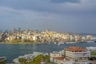 İstanbul, Türkiye 6 Nisan 2019: Boğaz'da deniz yolculuğundan turistik simgeleri görüntüleyin. Gün batımında İstanbul Şehir Manzarası - eski cami ve türk vapurları, Haliç manzarası