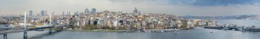 İstanbul, Türkiye 6 Nisan 2019: Boğaz'da deniz yolculuğundan turistik simgeleri görüntüleyin. Gün batımında İstanbul Şehir Manzarası - eski cami ve türk vapurları, Haliç manzarası