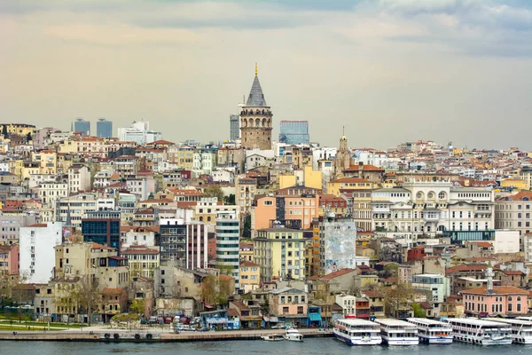 イスタンブール トルコ 2019 ボスポラス海峡の航海から観光のランドマークを表示します 夕暮れ時のイスタンブールの街並み 古いモスクとトルコの蒸気船 ゴールデンホーンの眺め — ストック写真