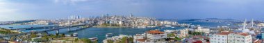 İstanbul, Türkiye 6 Nisan 2019: Boğaz'da deniz yolculuğundan turistik simgeleri görüntüleyin. Gün batımında İstanbul Şehir Manzarası - eski cami ve türk vapurları, Haliç manzarası
