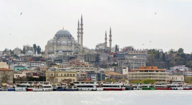 İstanbul, Türkiye 6 Nisan 2019: Boğaz'da deniz yolculuğundan turistik simgeleri görüntüleyin. Gün batımında İstanbul Şehir Manzarası - eski cami ve türk vapurları, Haliç manzarası