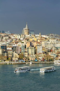 İstanbul, Türkiye 6 Nisan 2019: Boğaz'da deniz yolculuğundan turistik simgeleri görüntüleyin. Gün batımında İstanbul Şehir Manzarası - eski cami ve türk vapurları, Haliç manzarası