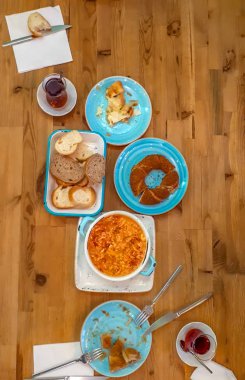 Geleneksel cam ve kahvaltı tabağında Türk çayı - Stok Görüntüsü