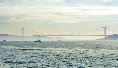 İstanbul Boğazı Köprüsü, gece. 15 Temmuz Şehitler Köprüsü. İstanbul / Türkiye.