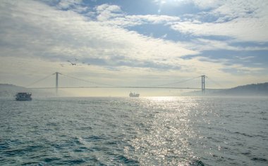 İstanbul Boğazı Köprüsü, gece. 15 Temmuz Şehitler Köprüsü. İstanbul / Türkiye.