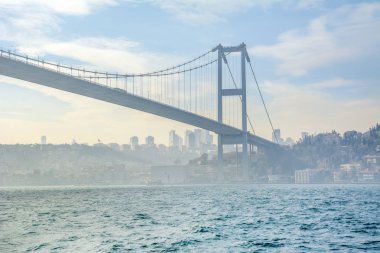 İstanbul Boğazı Köprüsü, gece. 15 Temmuz Şehitler Köprüsü. İstanbul / Türkiye.