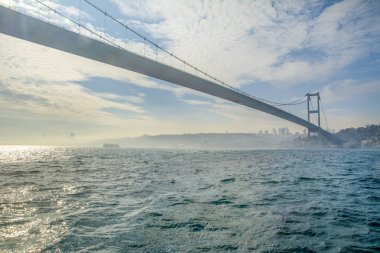 İstanbul Boğazı Köprüsü, gece. 15 Temmuz Şehitler Köprüsü. İstanbul / Türkiye.