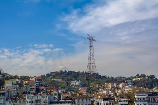 Líneas Alta Tensión Una Colina Torre Eléctrica Sobre Edificios Residenciales — Foto de Stock