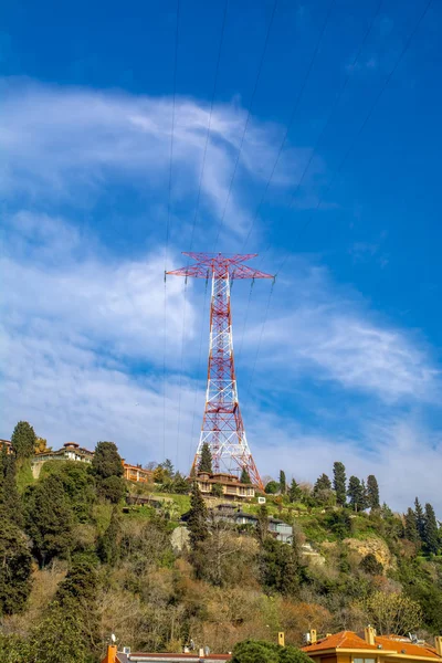 Elektrické Vedení Vysokého Napětí Kopci Elektrická Věž Nad Obytnými Budovami — Stock fotografie