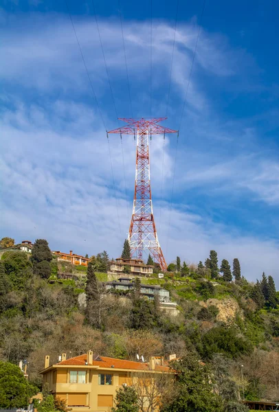 Elektrické Vedení Vysokého Napětí Kopci Elektrická Věž Nad Obytnými Budovami — Stock fotografie