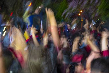 Lise Mezunları mezuniyet şapkalarını havaya fırlatıyor