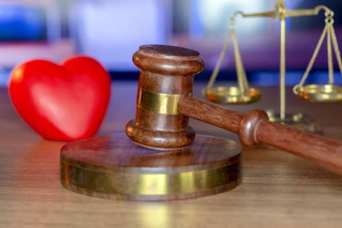 Adalet Gavel ve arka planda kırmızı kalpli stetoskop.hukuk kavramı Yargıç hukuk tıbbi Eczacılık uyum Sağlık iş kuralları. 