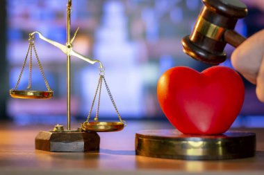 Adalet Gavel ve arka planda kırmızı kalpli stetoskop.hukuk kavramı Yargıç hukuk tıbbi Eczacılık uyum Sağlık iş kuralları. 