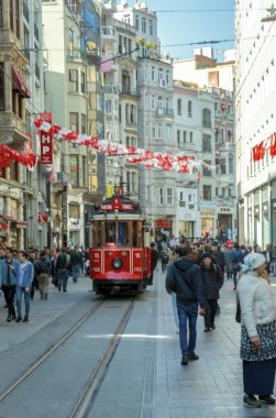 Taksim İstanbul, Türkiye 03 Nisan 2019: Akşam Taksim İstiklal Caddesi'nde nostaljik Kırmızı Tramvay. Taksim İstiklal Caddesi İstanbul'un popüler destinasyonlarıdır. Beyoğlu, Taksim, İstanbul. Türkiye.