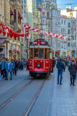 Taksim İstanbul, Türkiye 03 Nisan 2019: Akşam Taksim İstiklal Caddesi'nde nostaljik Kırmızı Tramvay. Taksim İstiklal Caddesi İstanbul'un popüler destinasyonlarıdır. Beyoğlu, Taksim, İstanbul. Türkiye.