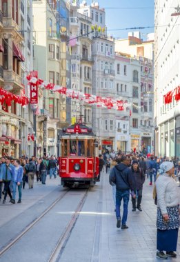 Taksim İstanbul, Türkiye 03 Nisan 2019: Akşam Taksim İstiklal Caddesi'nde nostaljik Kırmızı Tramvay. Taksim İstiklal Caddesi İstanbul'un popüler destinasyonlarıdır. Beyoğlu, Taksim, İstanbul. Türkiye.