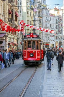 Taksim İstanbul, Türkiye 03 Nisan 2019: Akşam Taksim İstiklal Caddesi'nde nostaljik Kırmızı Tramvay. Taksim İstiklal Caddesi İstanbul'un popüler destinasyonlarıdır. Beyoğlu, Taksim, İstanbul. Türkiye.
