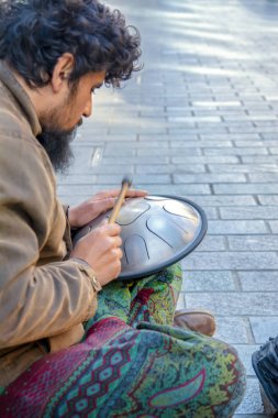 Türkiye 03 Nisan 2019: İstiklal Caddesi,Beyoğlu, İstanbul'da enstrümanlarıyla sahne alan sokak müzisyenleri. Cadde her iki yerli için de en popüler cazibe spotbiridir