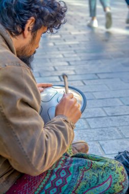 Türkiye 03 Nisan 2019: İstiklal Caddesi,Beyoğlu, İstanbul'da enstrümanlarıyla sahne alan sokak müzisyenleri. Cadde her iki yerli için de en popüler cazibe spotbiridir