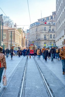 İstanbul, Türkiye 03 Nisan 2019: Akşam taksim İstiklal Caddesi'nde nostaljik Kırmızı Tramvay. Taksim İstiklal Caddesi İstanbul'un popüler destinasyonlarıdır. Beyoğlu, Taksim, İstanbul. Türkiye.