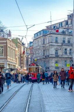 İstanbul, Türkiye 03 Nisan 2019: Akşam taksim İstiklal Caddesi'nde nostaljik Kırmızı Tramvay. Taksim İstiklal Caddesi İstanbul'un popüler destinasyonlarıdır. Beyoğlu, Taksim, İstanbul. Türkiye.