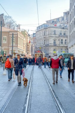 İstanbul, Türkiye 03 Nisan 2019: Akşam taksim İstiklal Caddesi'nde nostaljik Kırmızı Tramvay. Taksim İstiklal Caddesi İstanbul'un popüler destinasyonlarıdır. Beyoğlu, Taksim, İstanbul. Türkiye.