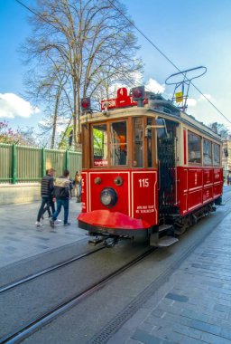 İstanbul, Türkiye 03 Nisan 2019: Akşam taksim İstiklal Caddesi'nde nostaljik Kırmızı Tramvay. Taksim İstiklal Caddesi İstanbul'un popüler destinasyonlarıdır. Beyoğlu, Taksim, İstanbul. Türkiye.