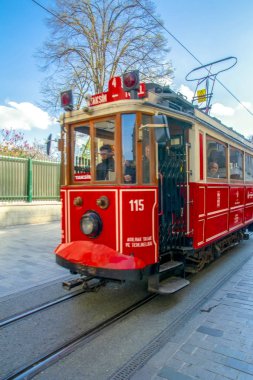 İstanbul, Türkiye 03 Nisan 2019: Akşam taksim İstiklal Caddesi'nde nostaljik Kırmızı Tramvay. Taksim İstiklal Caddesi İstanbul'un popüler destinasyonlarıdır. Beyoğlu, Taksim, İstanbul. Türkiye.
