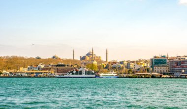 İstanbul, Türkiye 03 Nisan 2019: Türkiye'de Müslüman mimarisi ve su taşımacılığı - İstanbul Boğazı'nda deniz yolculuğundan gelen turistik manzaralar. Gün batımında İstanbul Şehir Manzarası - eski cami ve türk vapurları, Haliç manzarası.