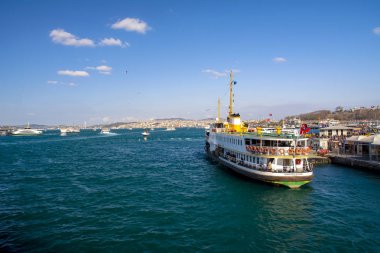 İstanbul, Türkiye 03 Nisan 2019: Türkiye'de Müslüman mimarisi ve su taşımacılığı - İstanbul Boğazı'nda deniz yolculuğundan gelen turistik manzaralar. Gün batımında İstanbul Şehir Manzarası - eski cami ve türk vapurları, Haliç manzarası.
