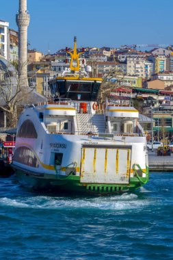 İstanbul, Türkiye 03 Nisan 2019: Türkiye'de Müslüman mimarisi ve su taşımacılığı - İstanbul Boğazı'nda deniz yolculuğundan gelen turistik manzaralar. Gün batımında İstanbul Şehir Manzarası - eski cami ve türk vapurları, Haliç manzarası.