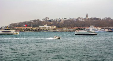 İstanbul, Türkiye 03 Nisan 2019: Türkiye'de Müslüman mimarisi ve su taşımacılığı - İstanbul Boğazı'nda deniz yolculuğundan gelen turistik manzaralar. Gün batımında İstanbul Şehir Manzarası - eski cami ve türk vapurları, Haliç manzarası.