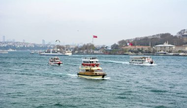İstanbul, Türkiye 03 Nisan 2019: Türkiye'de Müslüman mimarisi ve su taşımacılığı - İstanbul Boğazı'nda deniz yolculuğundan gelen turistik manzaralar. Gün batımında İstanbul Şehir Manzarası - eski cami ve türk vapurları, Haliç manzarası.