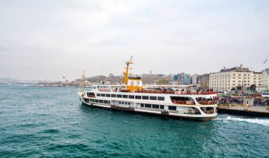 İstanbul, Türkiye 03 Nisan 2019: Türkiye'de Müslüman mimarisi ve su taşımacılığı - İstanbul Boğazı'nda deniz yolculuğundan gelen turistik manzaralar. Gün batımında İstanbul Şehir Manzarası - eski cami ve türk vapurları, Haliç manzarası.