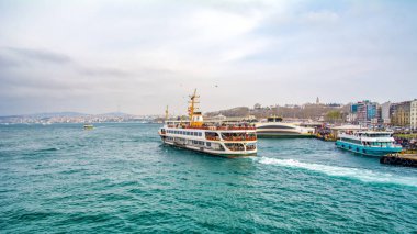 İstanbul, Türkiye 03 Nisan 2019: Türkiye'de Müslüman mimarisi ve su taşımacılığı - İstanbul Boğazı'nda deniz yolculuğundan gelen turistik manzaralar. Gün batımında İstanbul Şehir Manzarası - eski cami ve türk vapurları, Haliç manzarası.