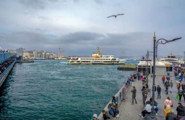 İstanbul, Türkiye 03 Nisan 2019: Türkiye'de Müslüman mimarisi ve su taşımacılığı - İstanbul Boğazı'nda deniz yolculuğundan gelen turistik manzaralar. Gün batımında İstanbul Şehir Manzarası - eski cami ve türk vapurları, Haliç manzarası.