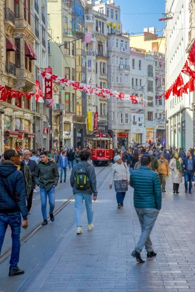 Taksim İstanbul, Türkiye 03 Nisan 2019: Akşam Taksim İstiklal Caddesi'nde nostaljik Kırmızı Tramvay. Taksim İstiklal Caddesi İstanbul'un popüler destinasyonlarıdır. Beyoğlu, Taksim, İstanbul. Türkiye.