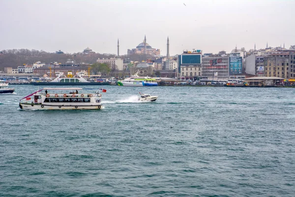 İstanbul, Türkiye 03 Nisan 2019: Türkiye'de Müslüman mimarisi ve su taşımacılığı - İstanbul Boğazı'nda deniz yolculuğundan gelen turistik manzaralar. Gün batımında İstanbul Şehir Manzarası - eski cami ve türk vapurları, Haliç manzarası.